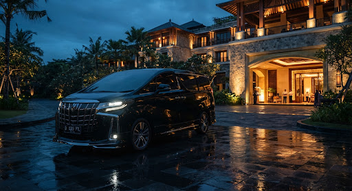 Toyota Alphard Executive Lounge berwarna hitam terparkir di depan resort mewah