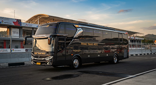 Bus Besar yang anggun terparkir di Mandalika International Circuit