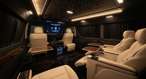 Interior Toyota HiAce Premio Luxury Lounge dengan kursi captain kulit yang dapat direclining