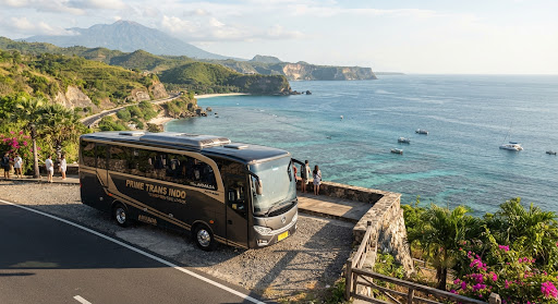 Bus wisata luxurious berukuran sedang dengan cat obsidian dan aksen emas champagne