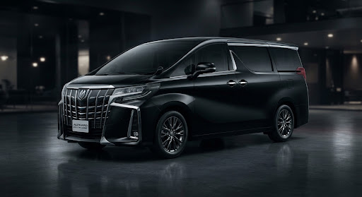 Tampak luar Toyota Alphard VVIP dalam pencahayaan studio yang dramatis